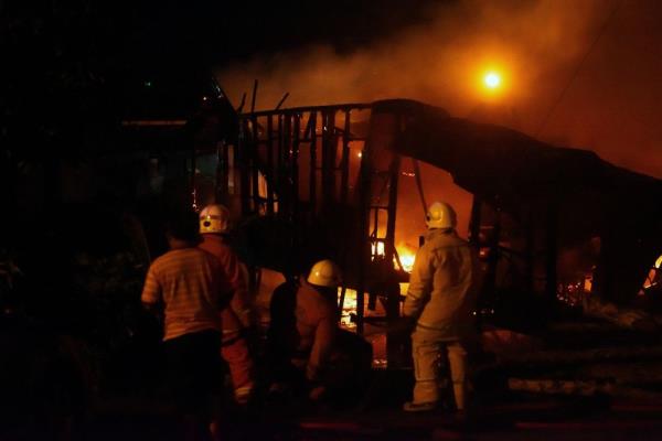 Labuan firemen’s swift respo<em></em>nse prevents devastation at Patau-Patau 2 water village