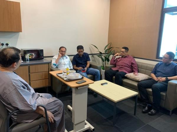 PM Anwar visits Rafizi at hospital