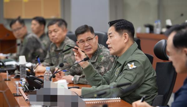 Newly appointed Defense Minister Shin Won-sik (right) visits the Republic of Korea Army Ground Operations Command in Yongin, Gyeo<em></em>nggi Province, on Wednesday and instructs to initiate a comprehensive review of counterfire operations strategy in order to enhance preparedness against potential North Korean artillery attacks. (Defense Ministry)