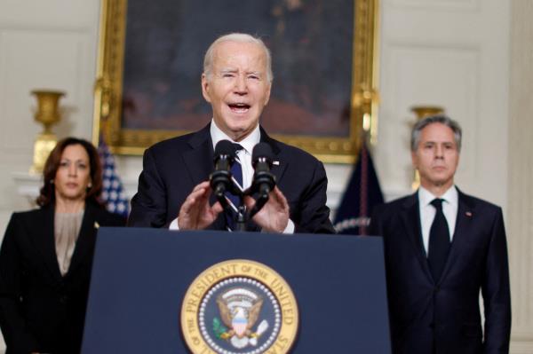 US President Joe Biden, accompanied by Vice President Kamala Harris (left) and U.S. Secretary of State Antony Bl<em></em>inken (right), at the White House in Washington, Tuesday. (Reuters-Yonhap)