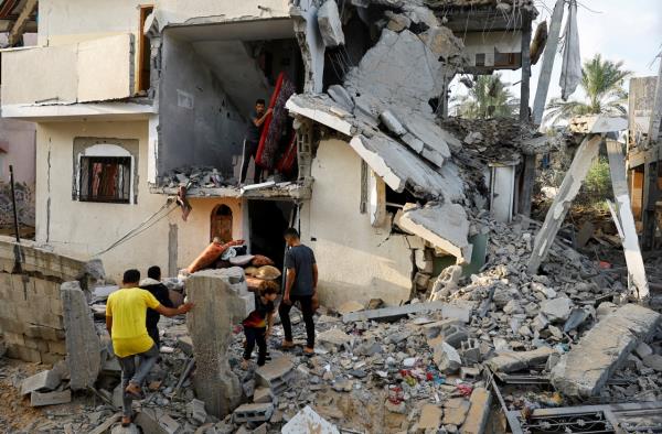 Palestinians carry out belo<em></em>ngings from a damaged house, following Israeli strikes, in Khan Younis in the southern Gaza Strip on Wednesday. (Reuters-Yonhap)