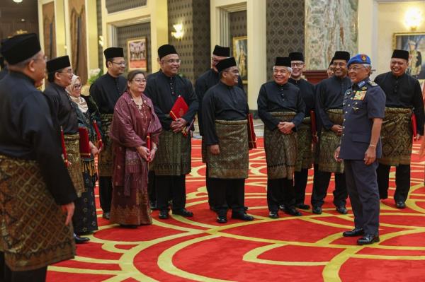 King presents instruments of appointment to 15 envoys