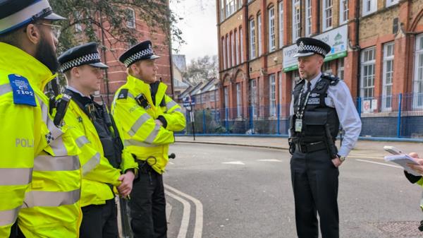 Detective chief superintendent James Co<em></em>nway briefing officers in Shoreditch. Pic: Met Police